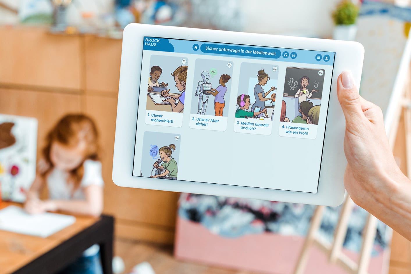 Starterpaket Medienbildung Grundschule Ein Tablet auf dem Das digitale Produkt "Sicher unterwegs in der Medienwelt" auf dem Bildschirm zu sehen ist.