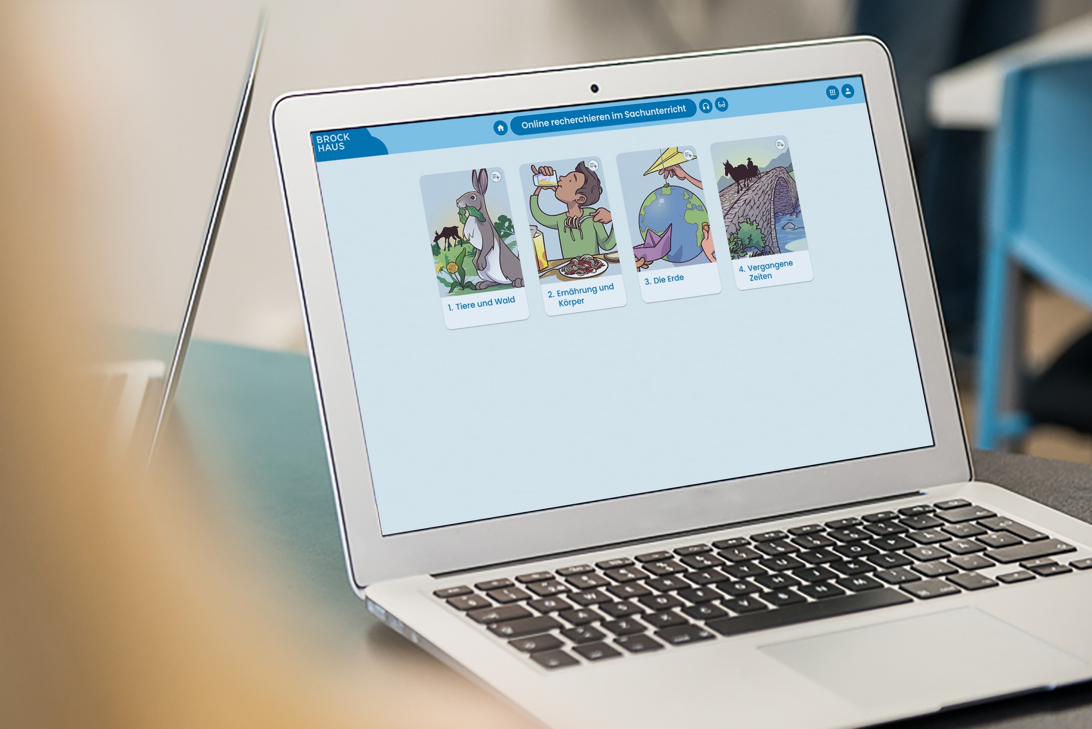 Starterpaket Medienbildung Grundschule Ein Laptop auf dem Das digitale Produkt "Online recherchieren im Sachunterricht" auf dem Bildschirm zu sehen ist.