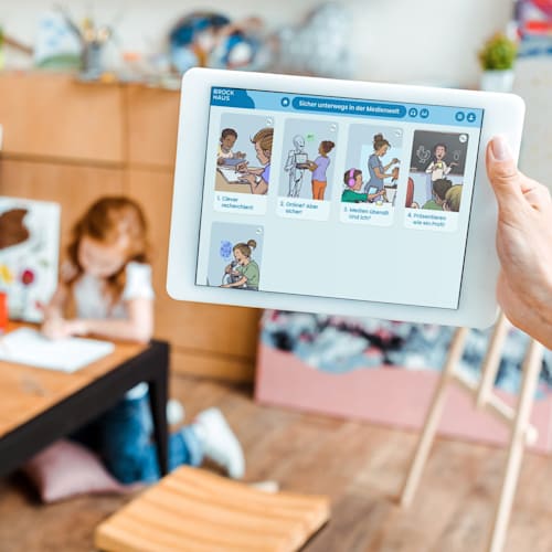 Startchancen-Programm Ein Tablet auf dem Das digitale Produkt "Sicher unterwegs in der Medienwelt" auf dem Bildschirm zu sehen ist.