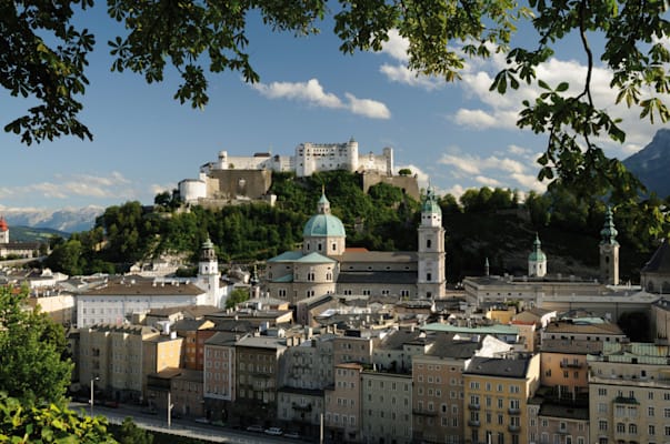 Altstadt von Salzburg mit Festung Hohensalzburg in Österreich