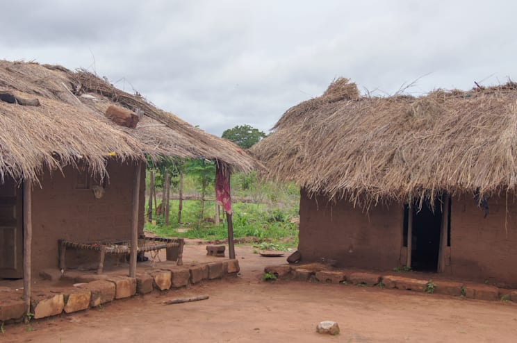 Typisches Dorf mit traditionellen strohgedeckten Rundhütten in Mosambik