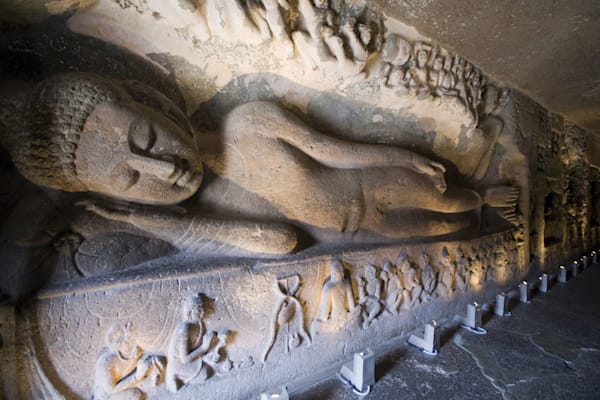 Liegender, in die Wand gemeißelter Buddha in einem Höhlentempel von Ajanta