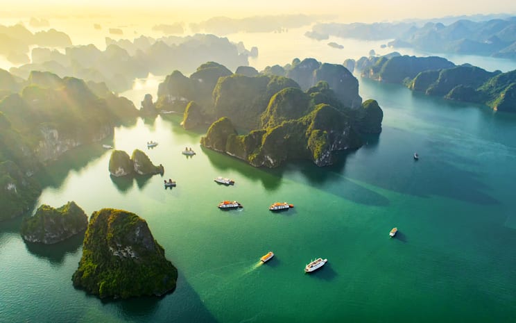 Schiffe in der Bucht von Halong in Vietnam