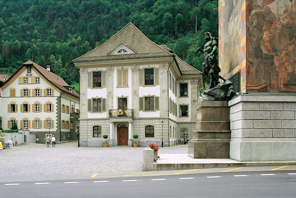 Altdorf: Rathausplatz mit Telldenkmal