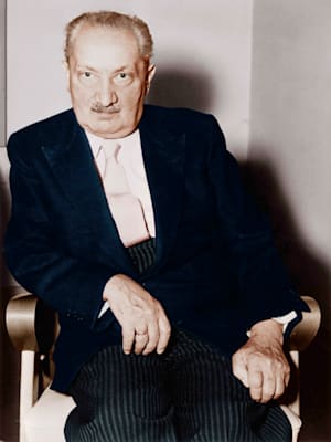 Martin Heidegger sitzend