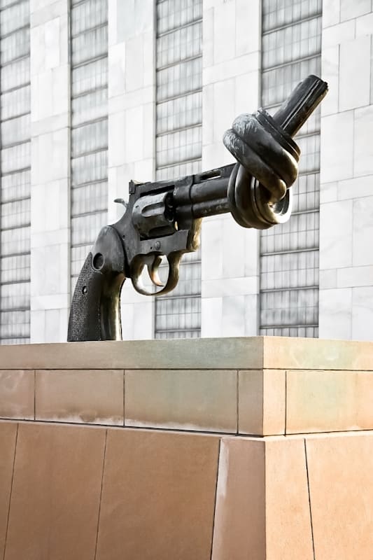 Abrüstung - Fredrik Reutersward: Non-Violence