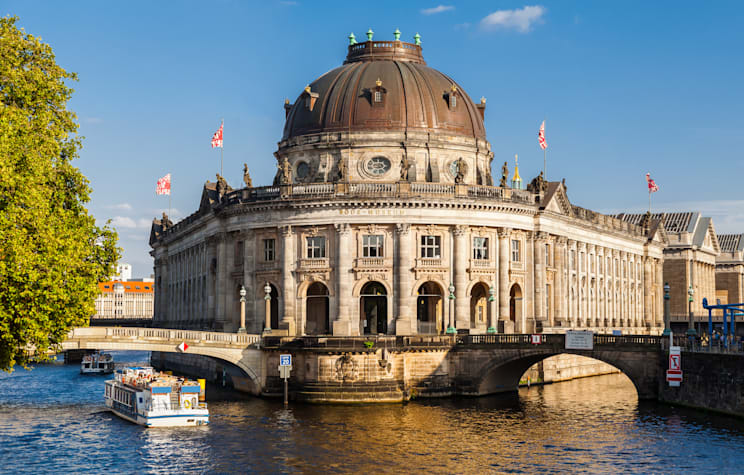 Bode-Museum und Spreedampfer in Berlin