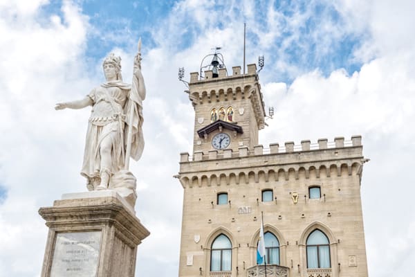 Freiheitsstatue und Regierungspalast in San Marino