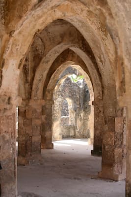 Große Moschee in Kilwa Kisiwani in Tansania