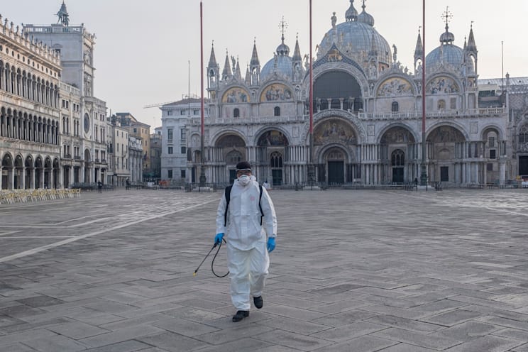Desinfektion des Markusplatz in Venedig