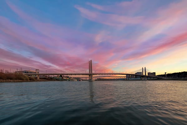 Willamette River. Tilikum Crossing