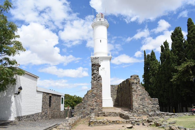 Leuchtturm zwischen den Ruinen des Franziskanerklosters in Colonia del Sacramento