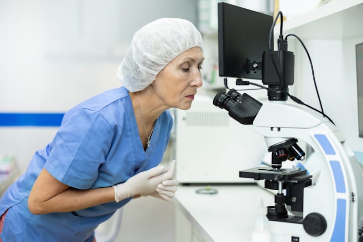 Tierärztin am Mikroskop