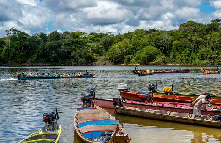 Boote auf dem Fluss Suriname