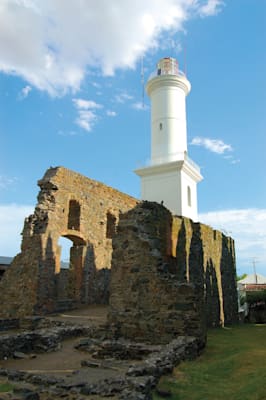 Leuchtturm zwischen den Ruinen des Franziskanerklosters in Colonia del Sacramento