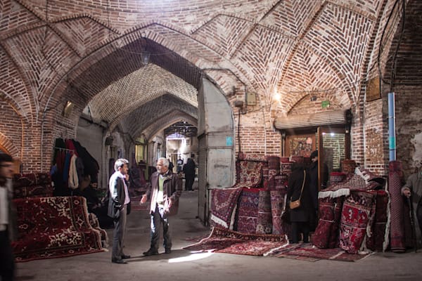 Teppichhändler im Basar des iranischen Täbris