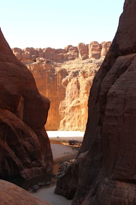 Natur- und Kulturlandschaft des Ennedi-Massivs: Kamele im Guelta d’Archeï