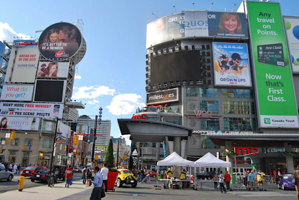 Yonge-Dunda Square, Toronto