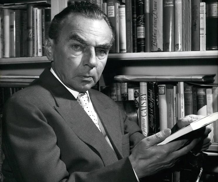 Erich Kästner Porträt schwarz weiß vor Bücherregal 1959