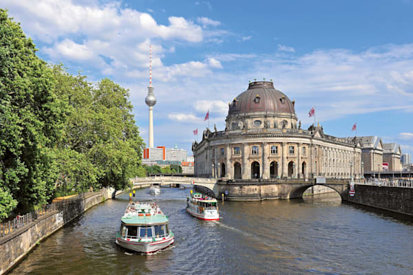 Bode-Museum und Spreedampfer in Berlin