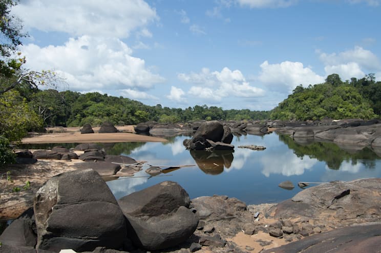 Granitfelsen im Coppename-Fluss von Suriname